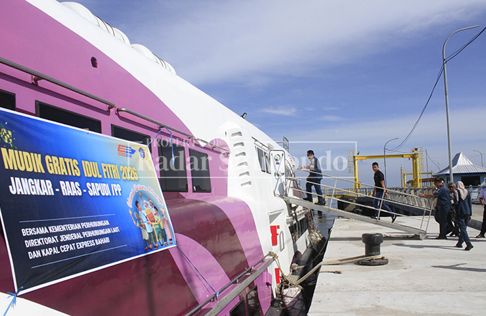 PULANG KAMPUNG: Pemudik tujuan Sepudi memasuki kapal cepat gratis melalui tangga di Pelabuhan Jangkar, Kamis (12/3).  