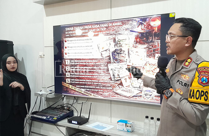PEMBUNUHAN: Kapolres Situbondo AKBP Bayu Anuwar Sidiqie memaparkan motif pembunuhan satu keluarga di Desa Demung, Kecamatan Besuki, Kamis (12/3). 