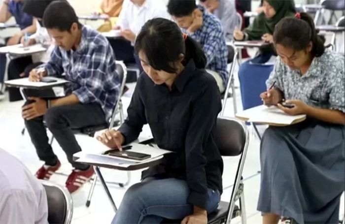 Ilustrasi mahasiswa mengikuti pembelajaran di kampus.