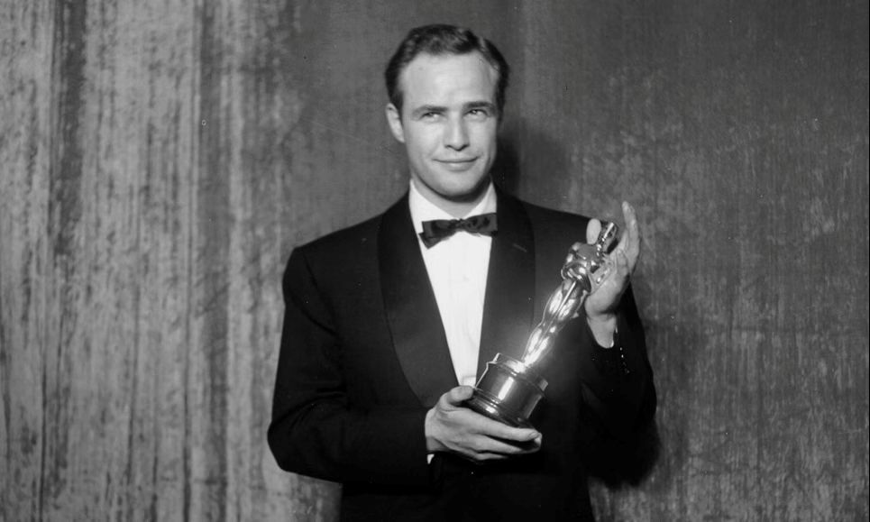Marlon Brando dengan Oscar Aktor Terbaik untuk film On the Waterfront pada tahun 1955.