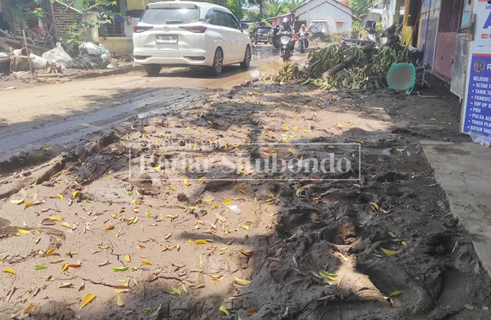 TAK BERKESUDAHAN: Beberapa halaman rumah dan jalan masih digenangi lumpur tebal bawaan banjir di Desa Kalianget, Kecamatan Banyuglugur, Jumat (13/3). 