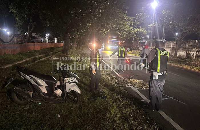 LAKA MAUT: Anggota Polres Situbondo meninjau lokasi kecelakaan maut di Jalan Raya, Desa Klatakan, Kecamatan Kendit, Kamis lalu (12/3) pukul 16.32. 