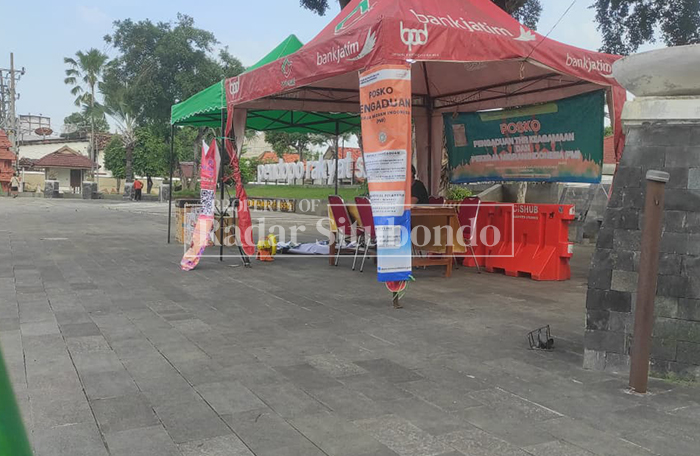 KURANG DIMINATI: Posko Pengaduan Tunjangan Hari Raya (THR) 2026 yang dibuka di depan Alun-alun Situbondo terlihat sepi, tidak ada pengaduan sama sekali, Jumat (13/3). 