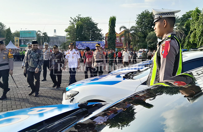 Kapolres Situbondo, AKBP Bayu Anuwar Siddqie bersama Forkopimda memantau persiapan personel pada apel gelar pasukan Operasi Ketupat Semeru 2026, di halaman Mapolres Situbondo, Jumat (13/3).