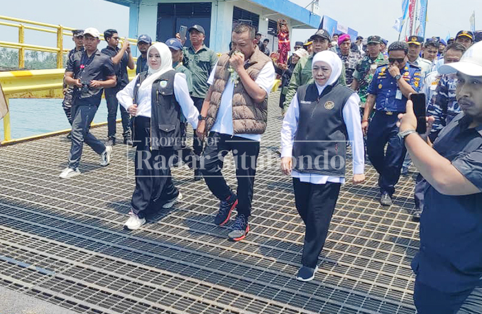 SAPA PEMUDIK: Gubernur Jawa Timur Khofifah Indar Parawansa menyapa pemudik tujuan Raas dan Sepudi di area Pelabuhan Jangkar, Kecamatan Jangkar, Minggu (15/3). 