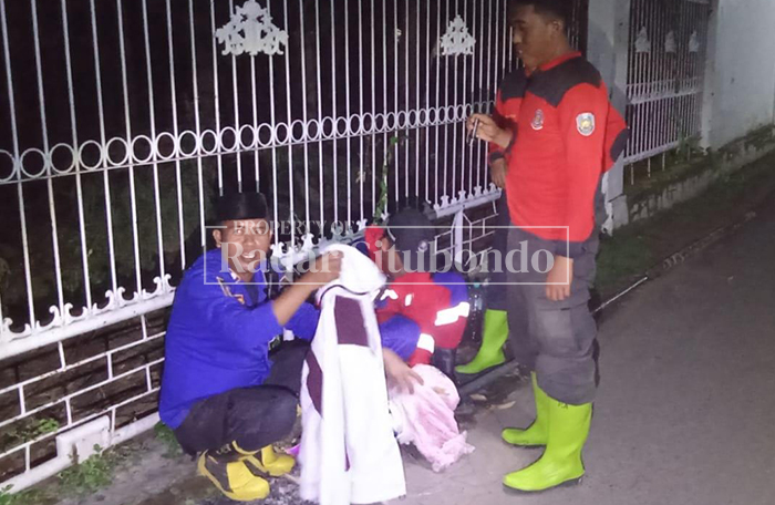 RESPON KELUHAN WARGA : tim Pemadam Kebakaran (Damkar)  Situbondo mengevakuasi sarang tawon di halaman rumah warga Desa Kalimas, Kecamatan Besuki, Sabtu (14/3).
