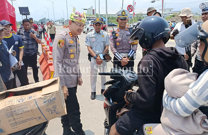 Kapolres Situbondo, AKBP Bayu Anuwar Sidiqie, menyapa pengendara yang ingin masuk ke Ruas Tol Probolinggo, Situbondo, Banyuwangi (Prosiwangi) di exit tol Desa/Kecamatan Suboh, Sabtu lalu (14/3).