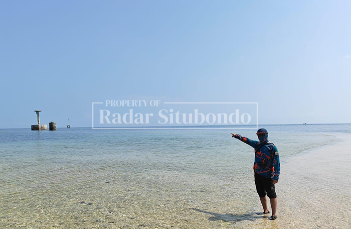 PENINGGALAN BELANDA: Seorang pemancing menunjukkan mercusuar di Takat Emas, Perairan Hutan Baluran, Kecamatan Banyuputih, Minggu (15/3). 