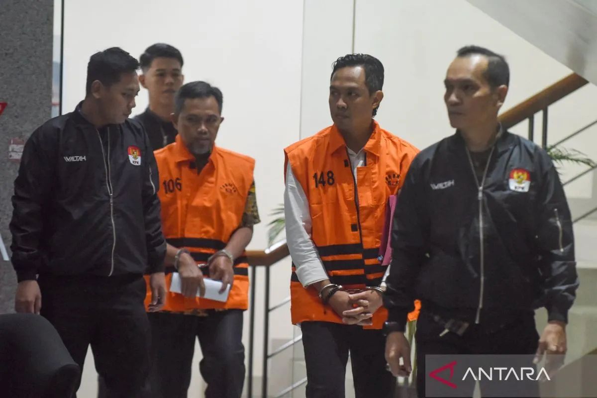 Bupati Cilacap Syamsul Auliya Rachman dan Sekda Kabupaten Cilacap Sadmoko Danardono mengenakan rompi tahanan KPK (14/3).