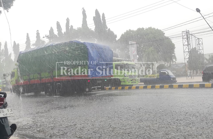 SEGERA BERAKHIR: Cuaca ekstrem berupa hujan deras terjadi di wilayah Situbondo, di jalan sekitar Alun-Alun Kota Situbondo, belum lama ini. 