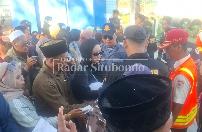 TUGAS KHUSUS: Anggota Satpolairud Polres Situbondo melakukan penjagaan di Pelabuhan Jangkar, Senin (16/3). 