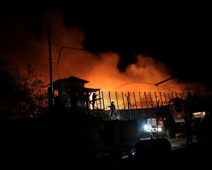 Petugas pemadam kebakaran dan personel keamanan berupaya memadamkan api di sebuah rumah sakit di Kabul.