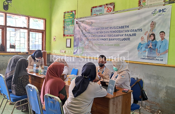 PEDULI BENCANA: Tim medis IHC RS Elizabeth melayani warga terdampak banjir di Desa Kalianget, Kecamatan Banyuglugur, Senin (17/3). 