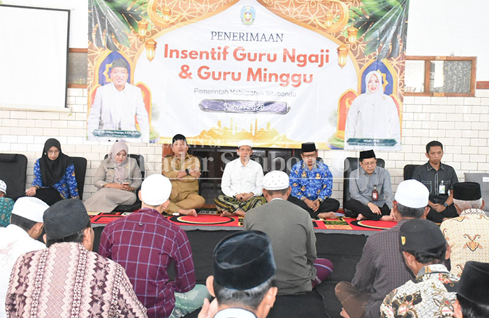 SEREMONIAL: Bupati Situbondo, Yusuf Rio Wahyu Prayogo, menyalurkan insentif guru ngaji di Pondok Pesantren Mamba&rsquo;ul Hikam, Desa/Kecamatan Panji, Selasa (17/3).
