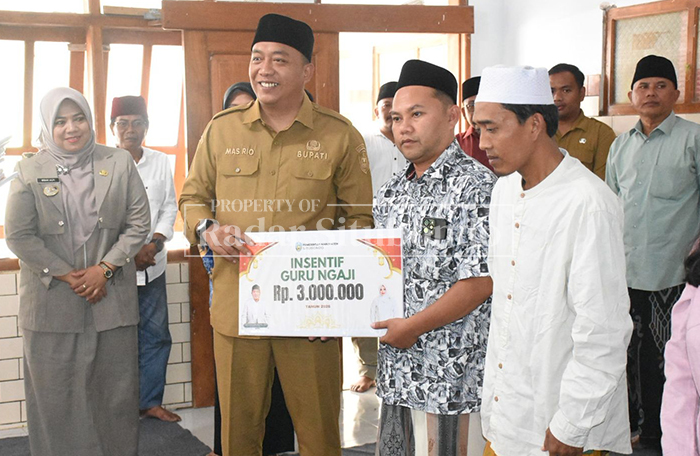 CAIR: Bupati Situbondo, Yusuf Rio Wahyu Prayogo, didampingi Wabup Ulfiyah menyalurkan insentif guru ngaji di Pondok Pesantren Mamba'ul Hikam, Desa/Kecamatan Panji, Selasa (17/3). 