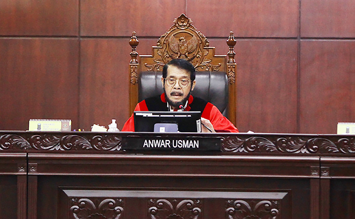 Ketua Majelis Hakim Mahkamah Konstitusi (MK) Anwar Usman memimpin sidang di Gedung MK, Jalan Medan Merdeka Barat, Gambir, Jakarta Pusat, Senin (15/10/2023).  