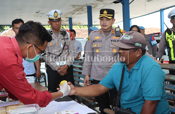 ANTISIPASI NARKOBA: Kapolres Situbondo memantau penumpang bus di terminal Kota Situbondo, Kelurahan Panji, Kecamatan Panji, Selasa (17/3). 