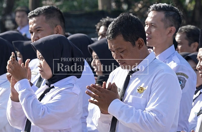 BERBARIS: Sejumlah ASN mengikuti acara penyerahan SK di halaman belakang Kantor Pemerintah Kabupaten Situbondo, tahun 2025 lalu. 
