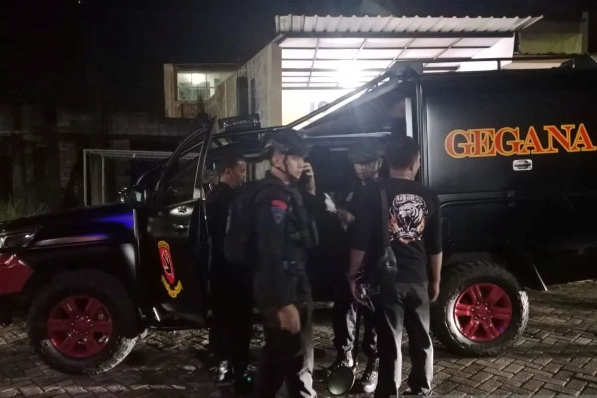Tim Jibom Gegana Polda Jatim turun langsung untuk melakukan olah TKP ledakan dan menyisir seluruh area masjid pascaledakan di masjid yang berada di Kabupaten Jember, Selasa (17/3).