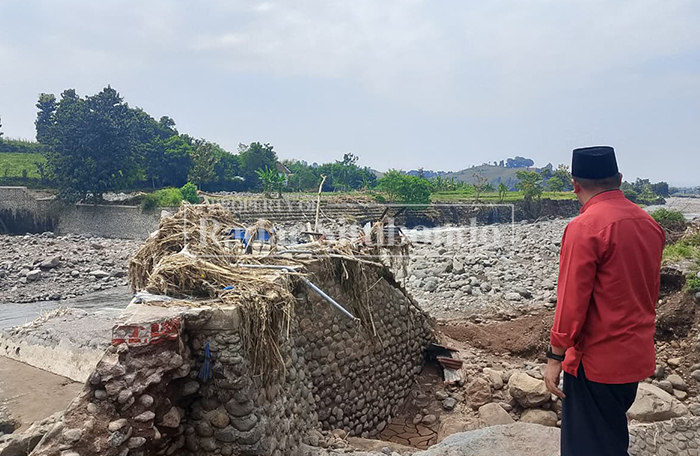 RUSAK PARAH: Jembatan di Dusun Landut, Desa Curahsuri Bawah, Kecamatan Jatibanteng porak poranda akibat diterjang banjir pekan lalu.  