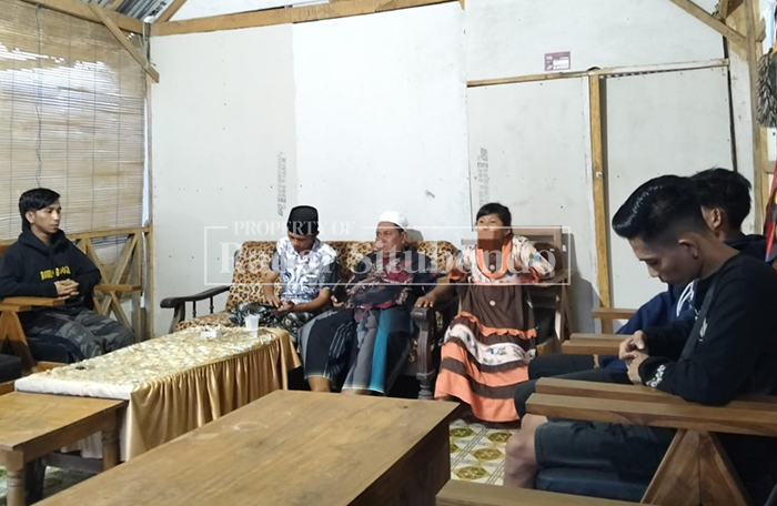 BIKIN RESAH: Seorang pengamen asal Kecamatan Mangaran diamankan ke rumah Balai Desa Curahtatal, Kecamatan Arjasa, Selasa malam, (18/3). 