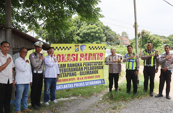 SIAP PAKAI: Kapolres Situbondo, AKBP Bayu Anuar Sidiqie meninjau lokasi parkir sementara di area PG Asembagus, belum lama ini. 