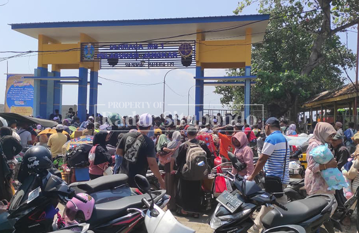  MENUNGGU GILIRAN: Para penumpang antre untuk masuk ke kapal di Pelabuhan Jangkar (15/03). Mereka akan mudik pulang kampung menuju Kepulauan Madura, Raas, Sapudi, dan Kangean. 