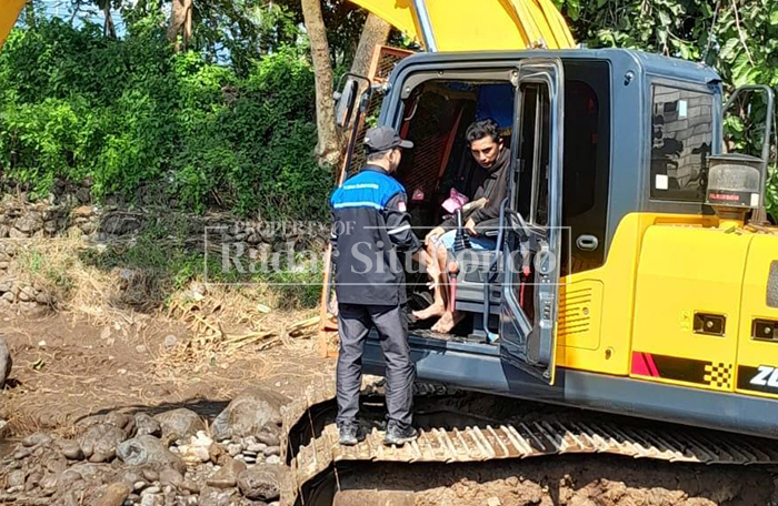 ALAT BERAT: PT. Sarana Bangun Nirwana, dibantu warga memperbaiki sayap jembatan terdampak banjir, di Dusun Dauh, Desa/Kecamatan Jatibanteng, belum lama ini. 