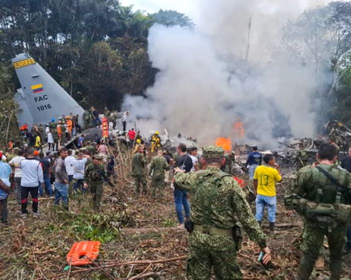 Puing-puing terbakar di lokasi kecelakaan pesawat militer Kolombia.
