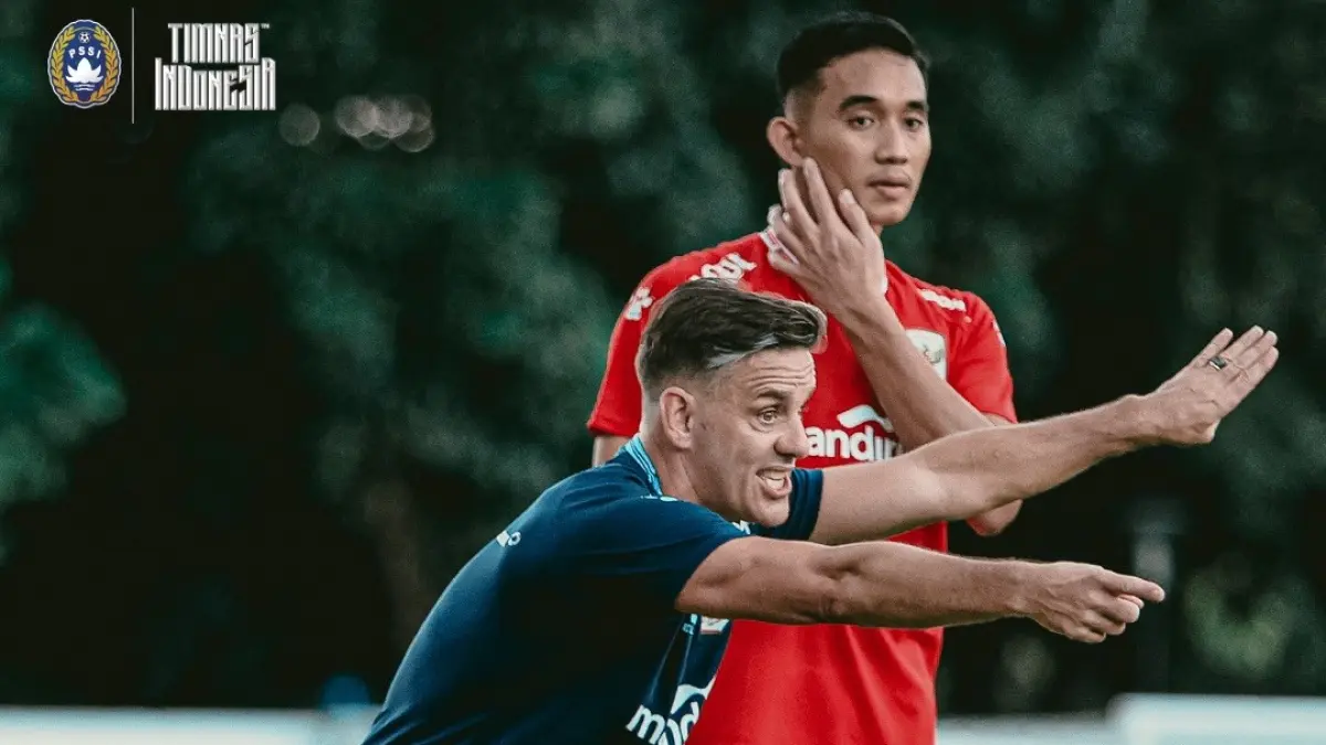 Jihn Herdman memberikan arahan dalam sesi latihan timnas Indonesia jelang laga di FIFA Series 2026. (Instagram/timnasindonesia)
