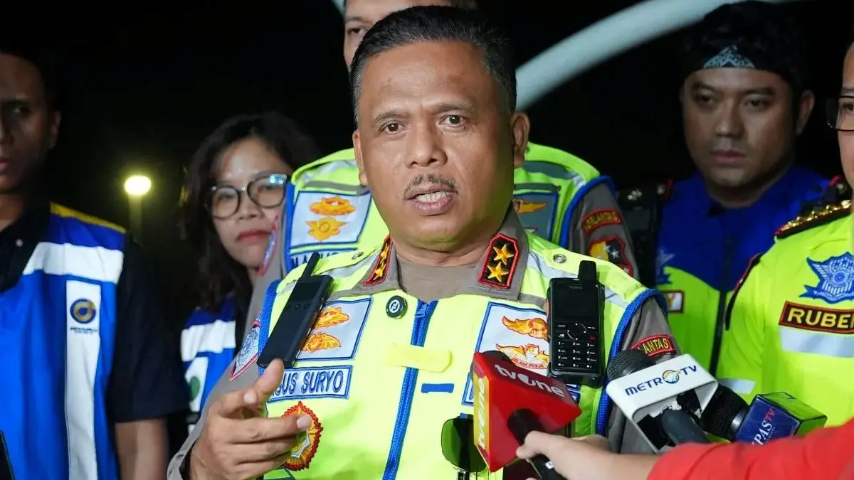 Kepala Korps Lalu Lintas (Kakorlantas) Polri Irjen Pol. Agus Suryonugroho (tengah) memberikan keterangan pers di Kantor Jasa Marga KM 70 Tol Cikampek Utama, Karawang, Jawa Barat, Jumat (27/3/2026). (ANTARA/HO-Korlantas Polri)