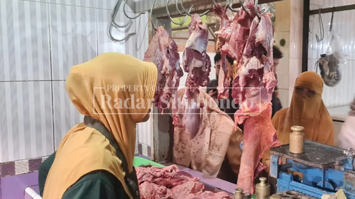 MASIH MAHAL: Harga daging sapi dan ayam masih cukup tinggi di Pasar Tradisional Panji, Kecamatan Panji, Jumat (27/3). (Ahmad Rifa