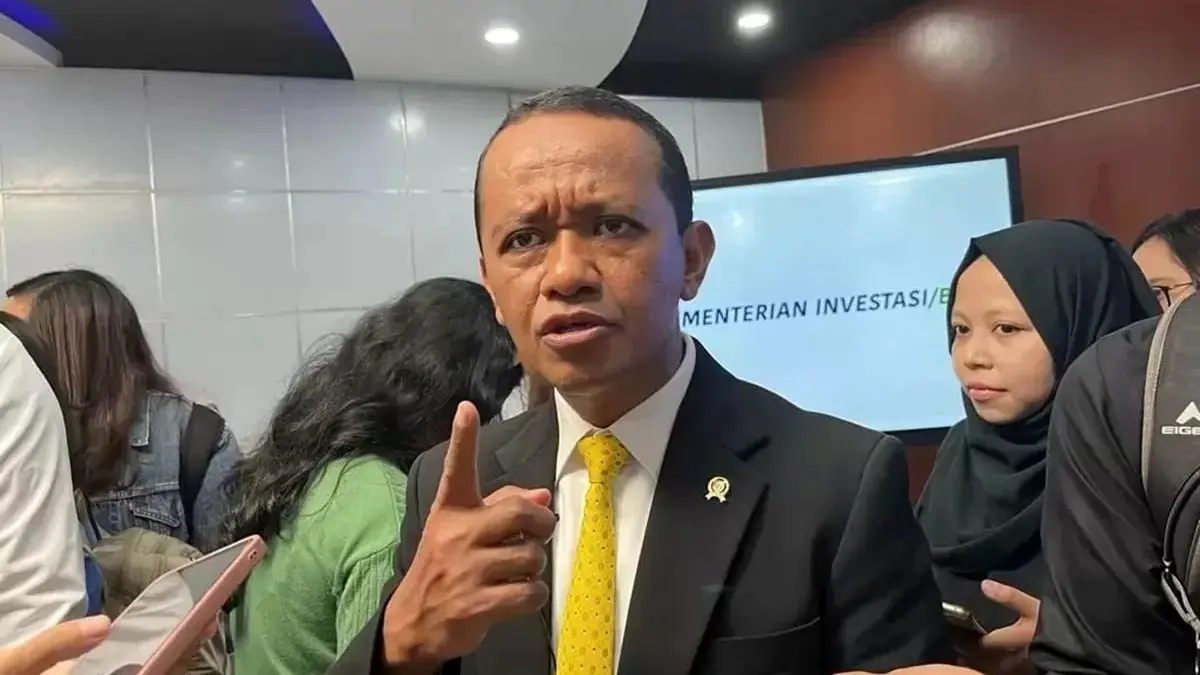 Menteri Energi dan Sumber Daya Mineral (ESDM) Bahlil Lahadalia saat diwawancarai wartawan. (Nurul Fitriana/JawaPos.Com)