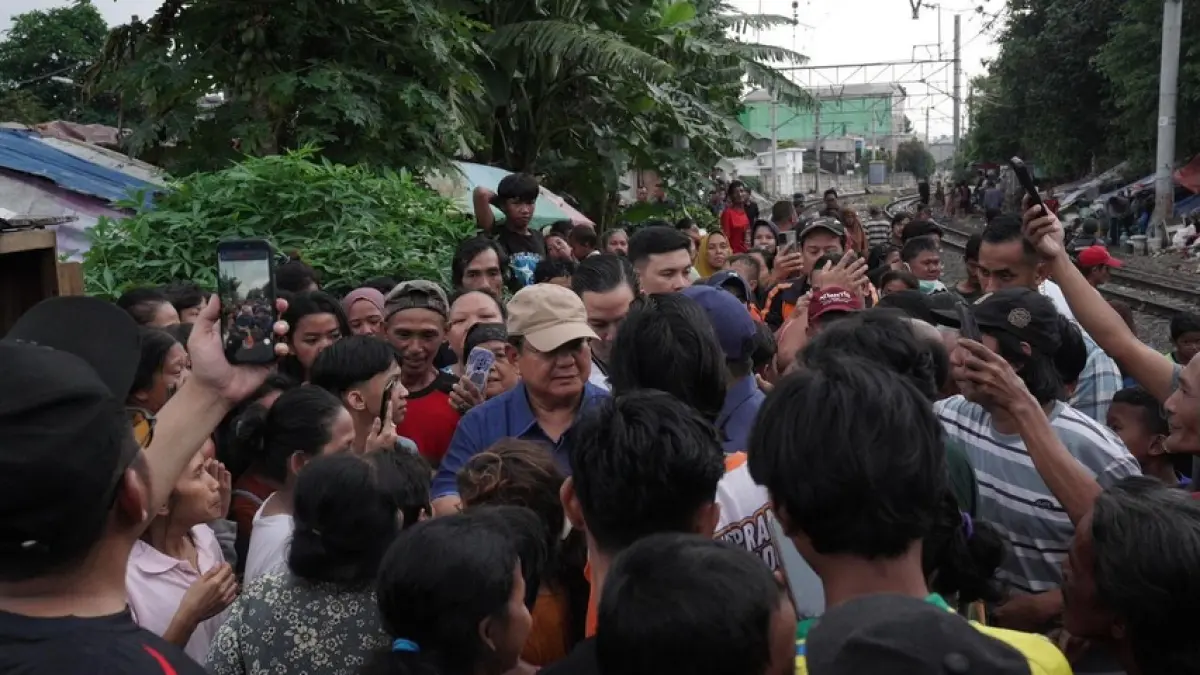 &nbsp;Prabowo melakukan blusukan ke bantaran rel di kawasan Senen, Kamis Sore(26/3). (Instagram/presidenrepublikindonesia)