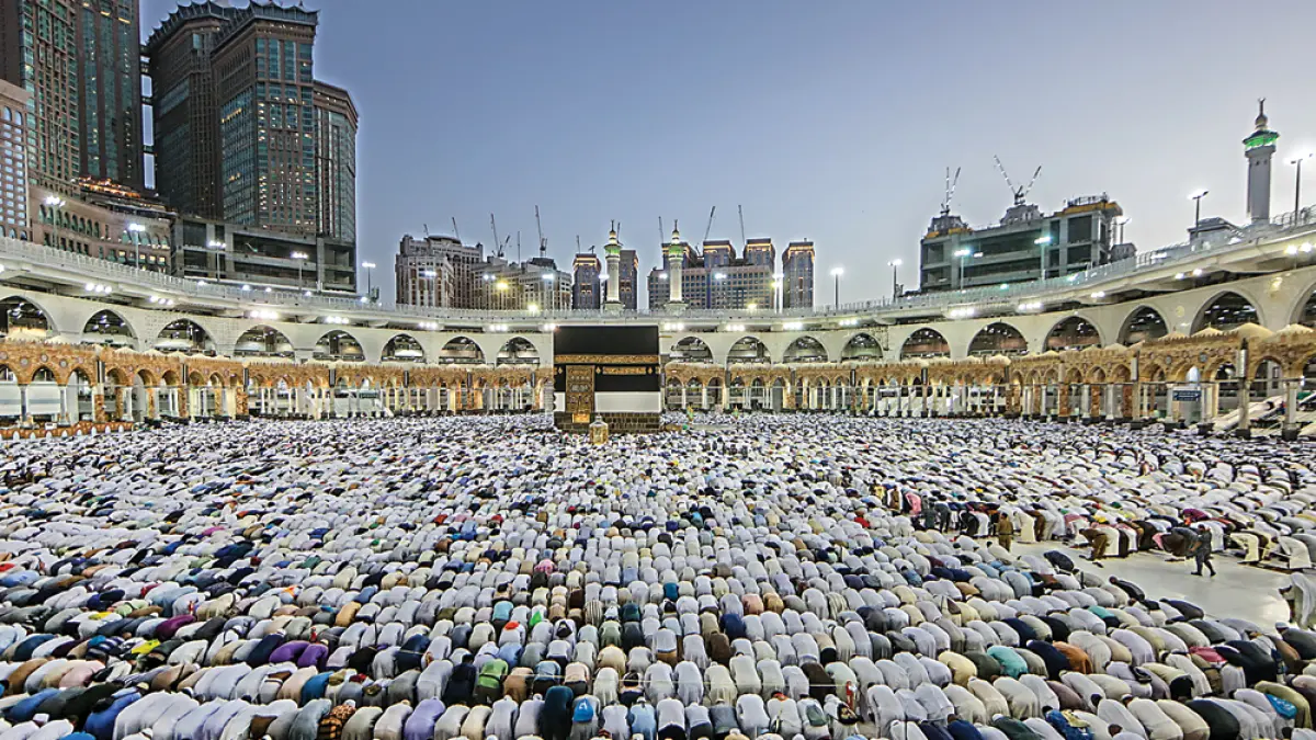 Umat Islami dari berbagai negara melaksanakan salat di Masjidilharam. (JawaPos.com)