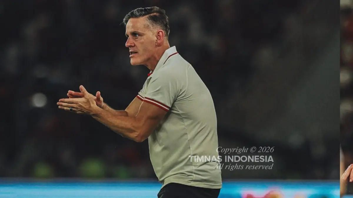 Pelatih timnas Indonesia, John Herdman tak henti memberikan instruksi kepada punggawa Garuda saat melawan Saint Kitts and Nevis. (Instagram/timnasindonesia)