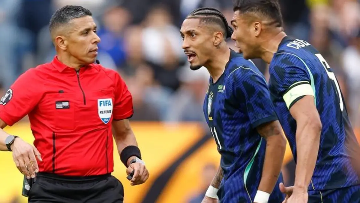 Raphinha dan Casemiro protes terhadap wasit saat laga uji coba melawan Prancis. (Instagram/barzil)