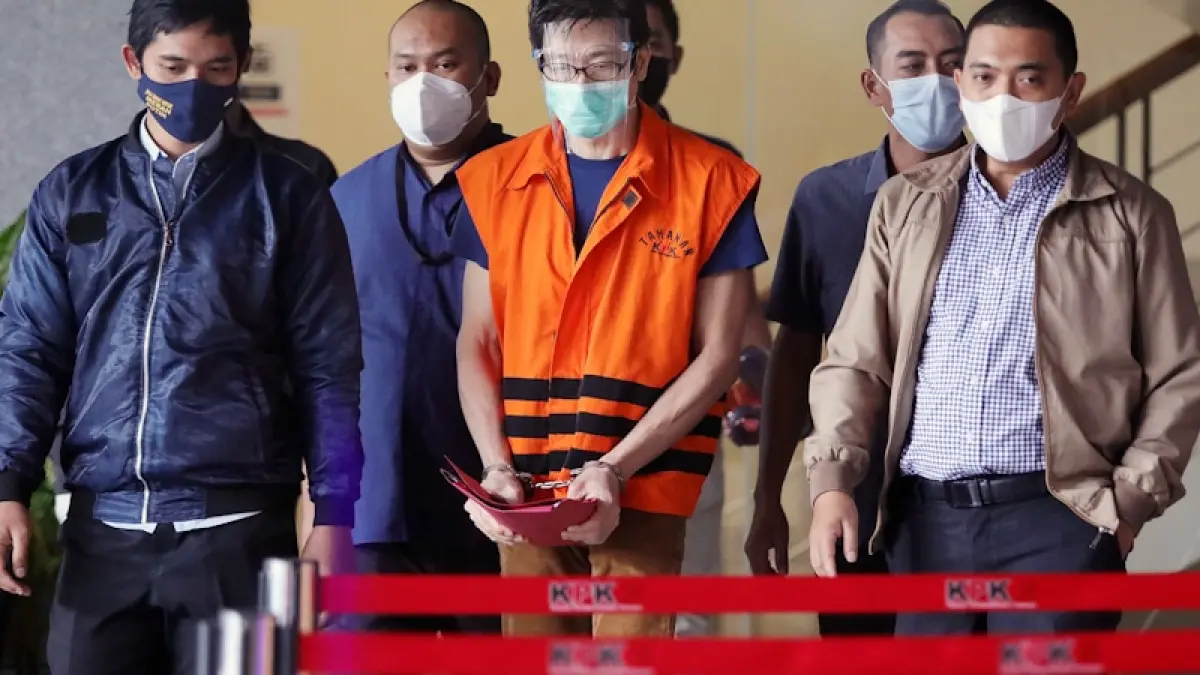 Samin Tan Tersangka perkara suap terhadap mantan Wakil Ketua Komisi VII DPR Eni Maulani Saragih menggunakan Baju Tahanan KPK meninggalkan gedung KPK, Jakarta, Selasa (6/4/2021). Samin Tan sebelumnya ditetapkan sebagai buron sejak 6 Mei 2020. (JawaPos.com)