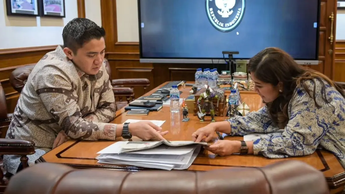 Seskab Teddy menerima kunjungan Menteri Komunikasi dan Digital (Menkomdigi) Meutya Hafid untuk membahas implementasi PP Tunas. (Instagram/sekretariat.kabinet)