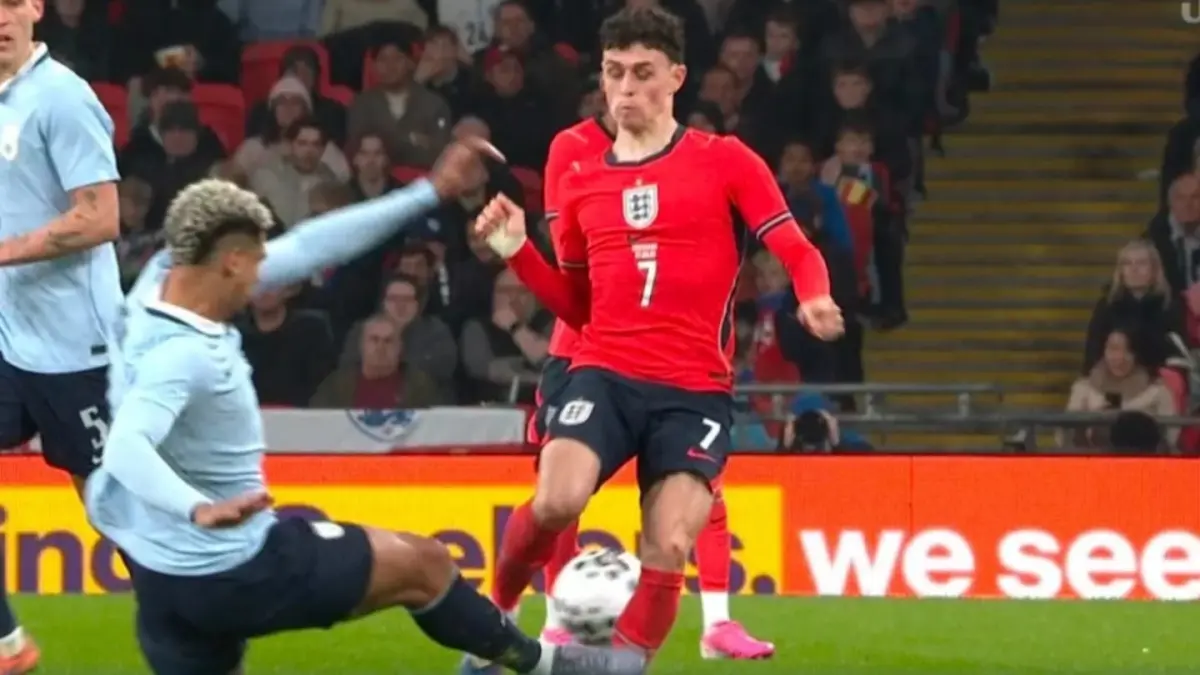 Tekel keras Araujo kepada Phil Foden di laga uji coba Inggris vs Uruguay. (Instagram/pengamatligainggris)