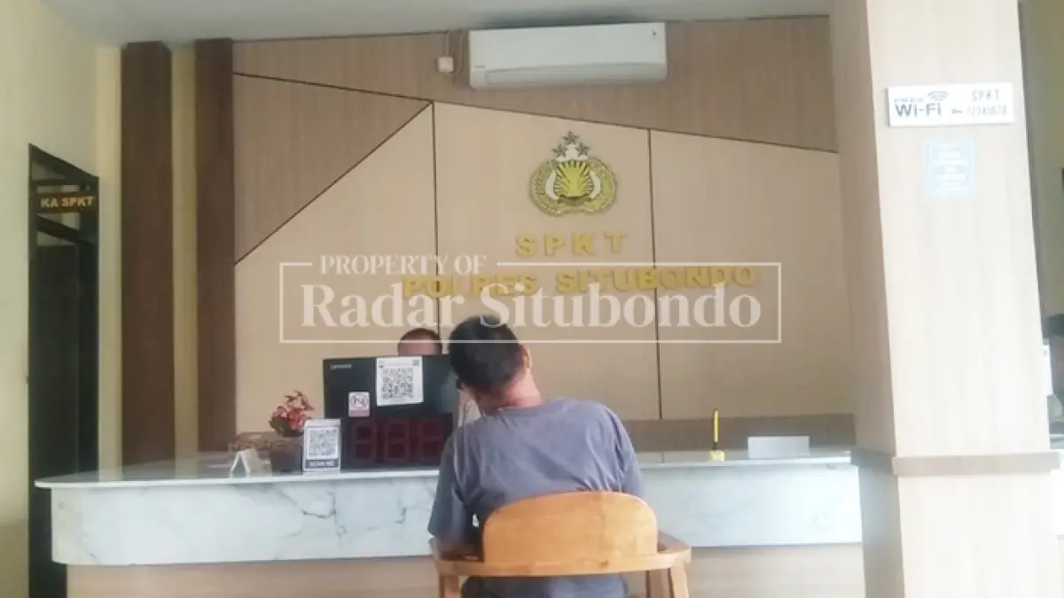 HADIRI PANGGILAN PENYIDIK: Anton Wibowo, 40, warga Desa Sumberanyar, Kecamatan Banyuputih, di SPKT Polres Situbondo, Minggu (29/3). (HUMAIDI/JPRS)