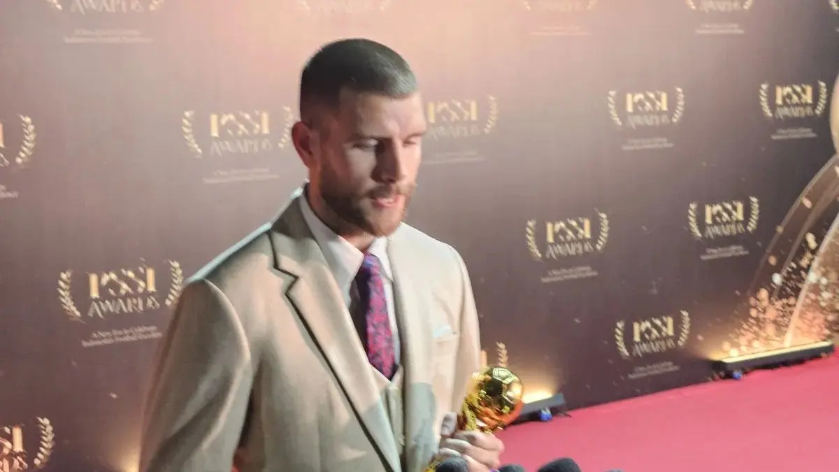 Maarten Paes meraih penghargaan PSSI Awards ketegori Men