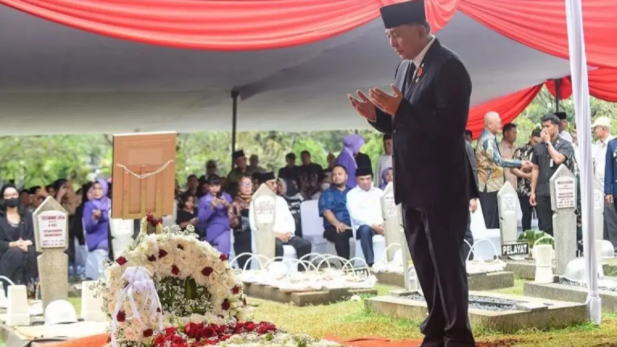 Menteri Pertahanan Sjafrie Sjamsoeddin berdoa saat menjadi inspektur upacara pada pemakaman mantan Menteri Pertahanan Juwono Sudarsono di Taman Makam Pahlawan Nasional Utama (TMPNU) Kalibata, Jakarta, Minggu (29/3/2026). (ANTARA)