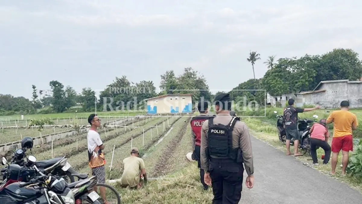RESPON KELUHAN WARGA: Anggota Sabhara Polres Situbondo menertibkan warga yang bermain layangan di Jalan WR Supratman, Kelurahan Patokan, Kecamatan/Kota Situbondo, Sabtu (29/3). (HUMAIDI/JPRS)