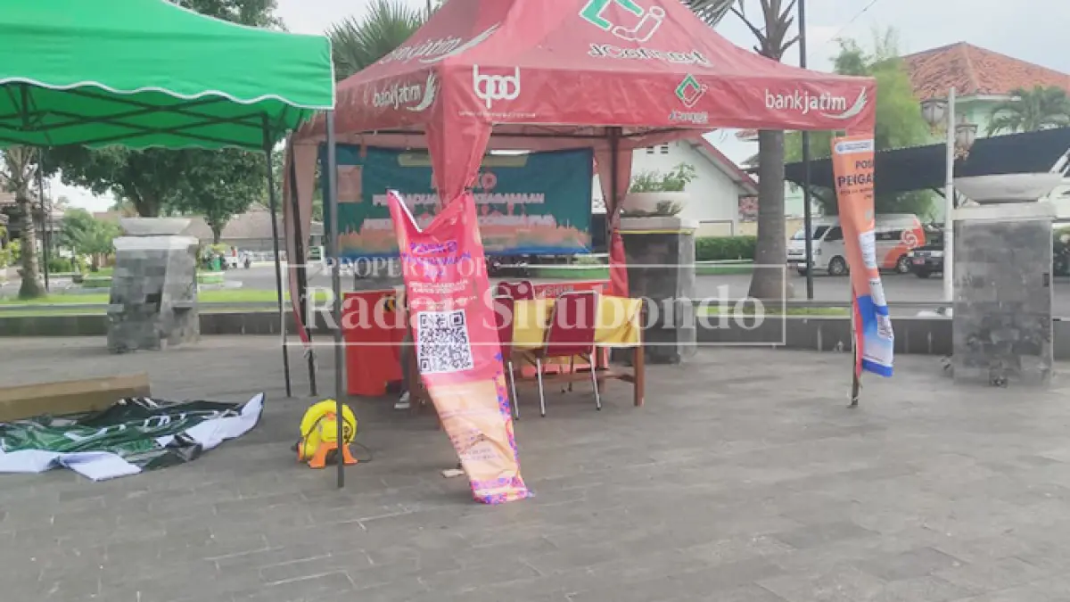 TAK ADA KABAR: Posko pengaduan Tunjangan Hari Raya (THR) Dinas Ketenagakerjaan (Disnaker) Situbondo di depan Alun-alun Situbondo, belum lama ini. (Ahmad Rifa