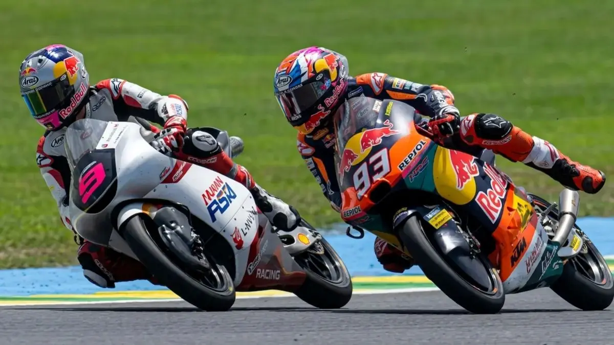 Veda Ega Pratama (kiri) saat melakukan manuver krusial di Tikungan 4 yang mengantarkannya meraih podium Moto3 Brasil 2026. (Honda Team Asia)