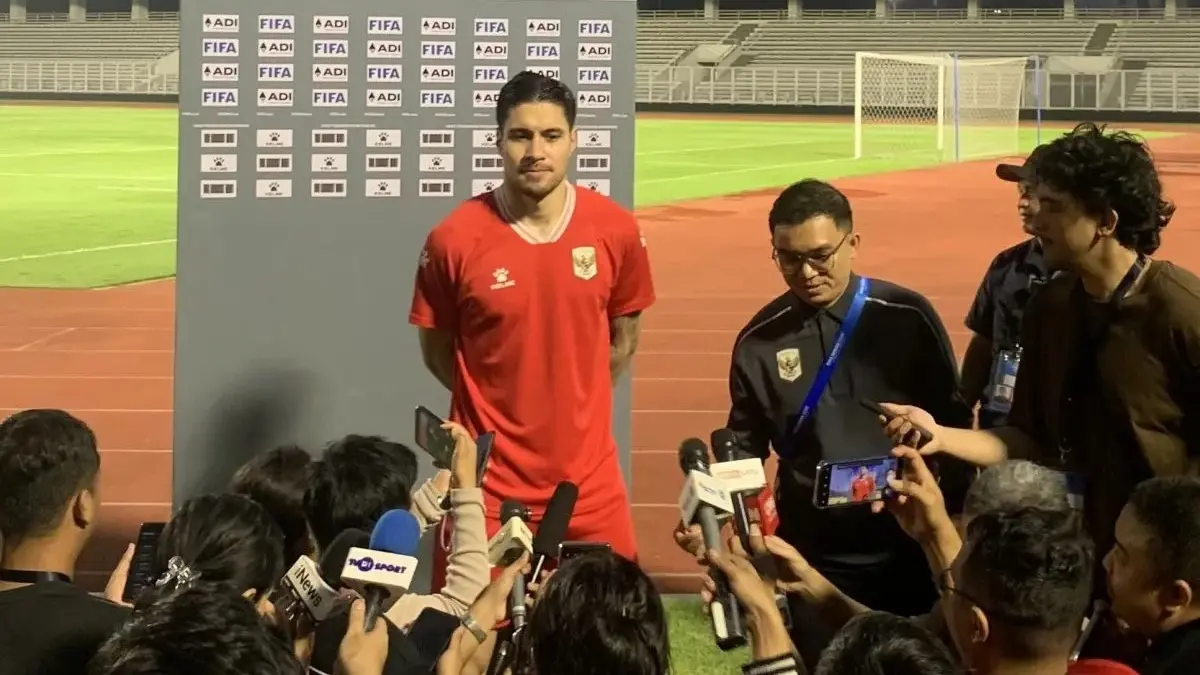 Bek timnas Indonesia Kevin Diks saat menemui awak media di Stadion Madya Gelora Bung Karno, Jakarta, Minggu (29/3/2026), setelah menyelesaikan latihan bersama tim Garuda. (ANTARA)