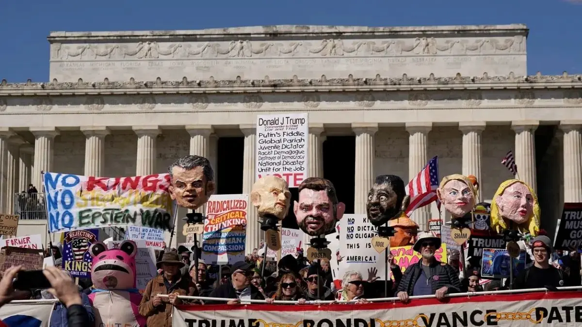 Demonstran berkumpul di depan Lincoln Memorial dalam aksi “No Kings” di Washington, Sabtu, 28 Maret 2026, sebagai bagian dari gelombang protes nasional terhadap kebijakan pemerintahan Donald Trump. (Politico)