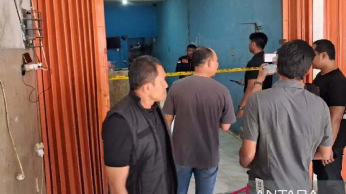 Tim identifikasi Ditreskrimum Polda Metro Jaya melakukan olah TKP penemuan mayat di kios Ayam Geprek Perumahan Mega Regency Blok D33, Desa Sukaragam, Kecamatan Serang Baru, Kabupaten Bekasi, Minggu (29/3). (ANTARA/Pradita Kurniawan Syah)