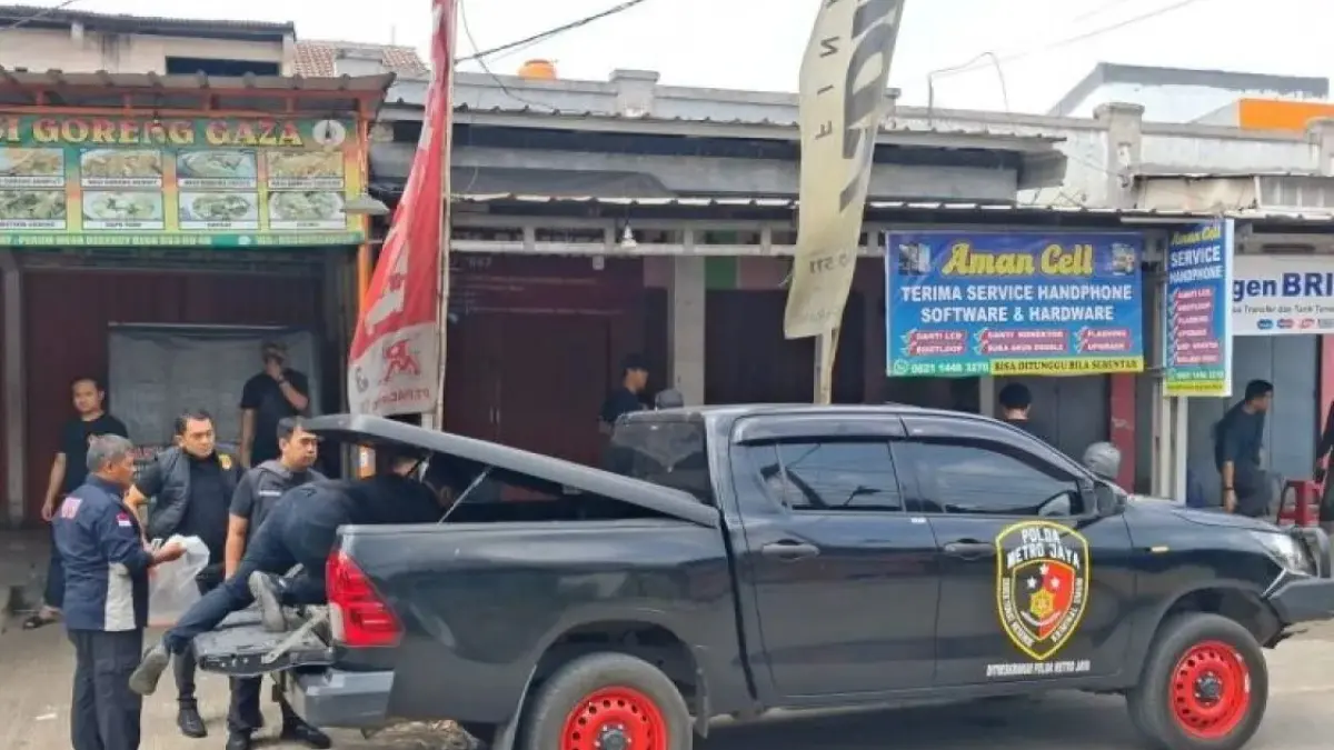 Tim Identifikasi Ditreskrimum Polda Metro Jaya mendatangi lokasi penemuan mayat di kios Ayam Geprek, Perumahan Mega Regency Blok D33, Desa Sukaragam, Kecamatan Serang Baru, Kabupaten Bekasi, Minggu. (ANTARA)